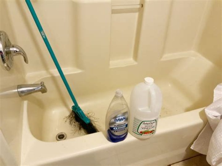 Can you use dish soap to clean bathtub