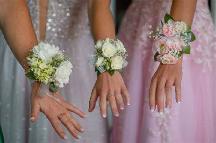 How are corsages worn