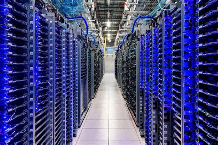 How many servers does Amazon have