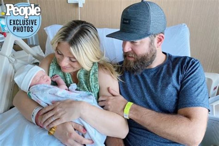
How Old Is Hazel Lynn Roth? Meet Jasmine And Brett Roth’s Baby Daughter 