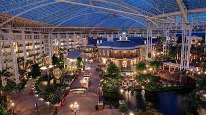 Is Gaylord Opryland open to public