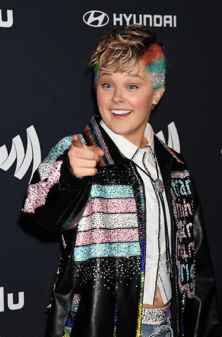 
Is JoJo Siwa Gay? JoJo Siwa Considers Her Status As A “Pansexual” 2022! 