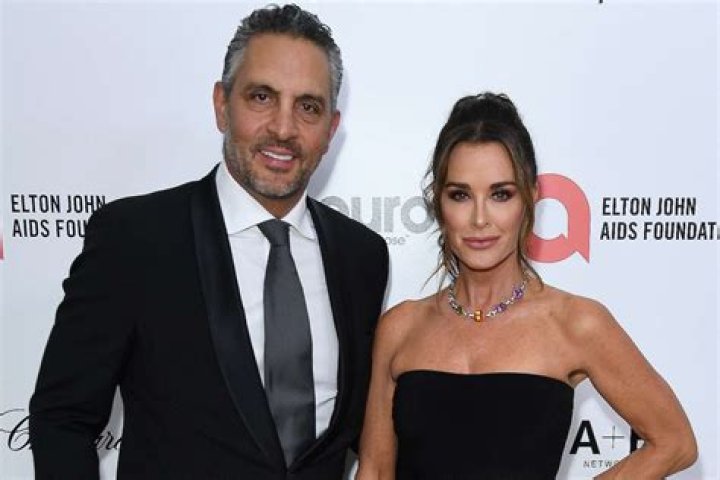 
Kyle Richards’ Husband ‘1,000%’ Supports Her ‘If She’s Not Ready to Reconcile’ with Kathy Hilton 