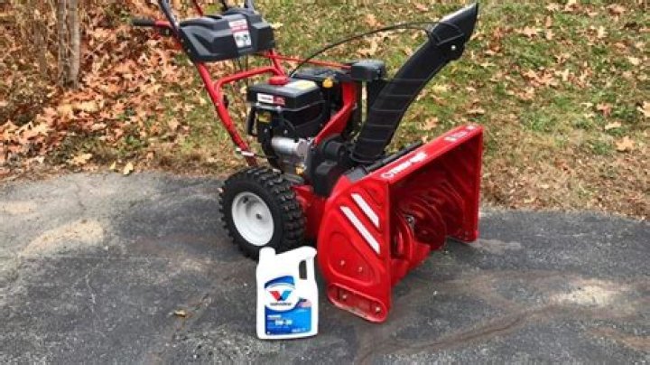 What kind of oil is used in a snowblower