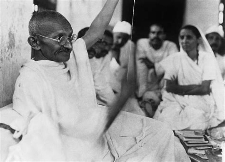 What war is India fighting when Gandhi returns to India