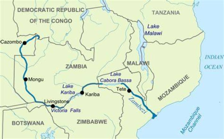 Which ocean does the Zambezi River flow into